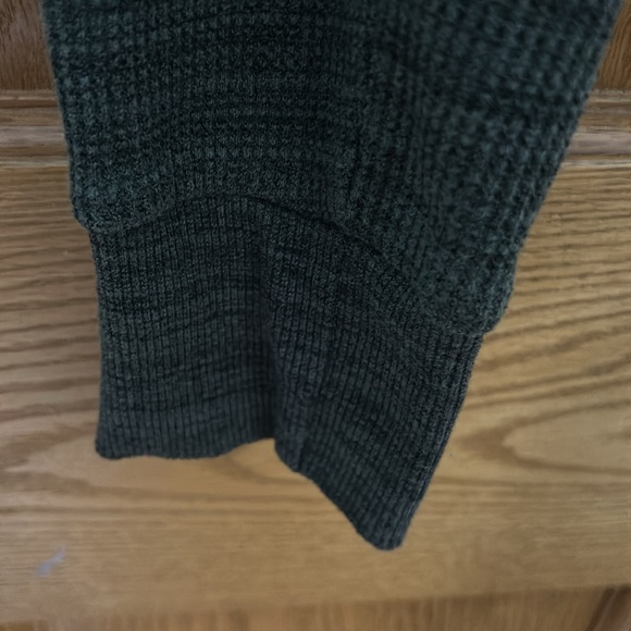 Cropped dark green top size men’s S fits women’s medium. Added crop. No stains. - Picture 5 of 5